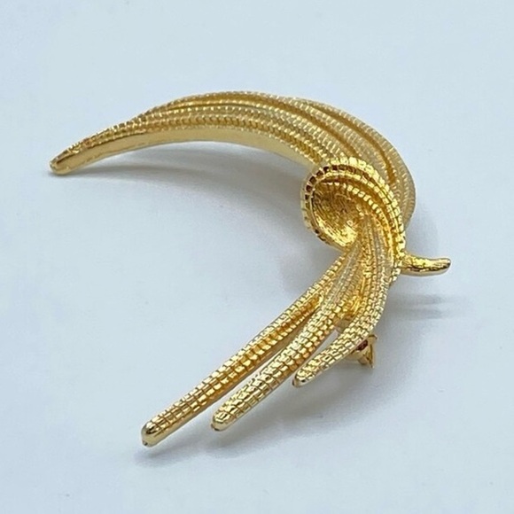 Monet Gold Crest Brooch - Picture 8 of 14